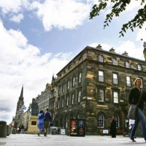 Parliament Sq apt 3 Royal mile