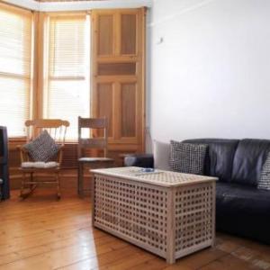 Central 2 Bed Flat With Garden Sleeps 4