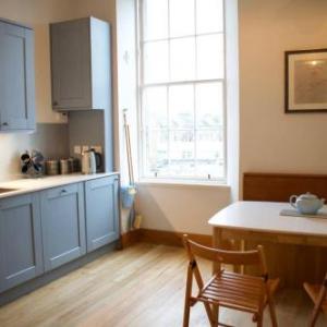 Traditional Luxury Apartment Sleeps 10 Guests Edinburgh