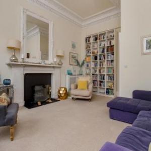 325   Delightful 2 bedroom apartment situated in typical 18th century square Edinburgh 