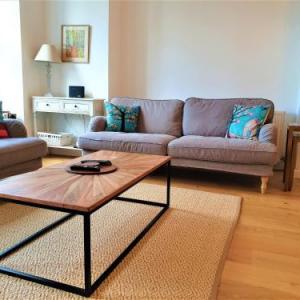 Lovely 2 bed near meadows with private parking