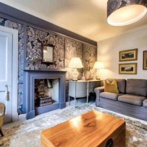 Beautiful and central city apartment with private entrance. Sleeps 4. Edinburgh 