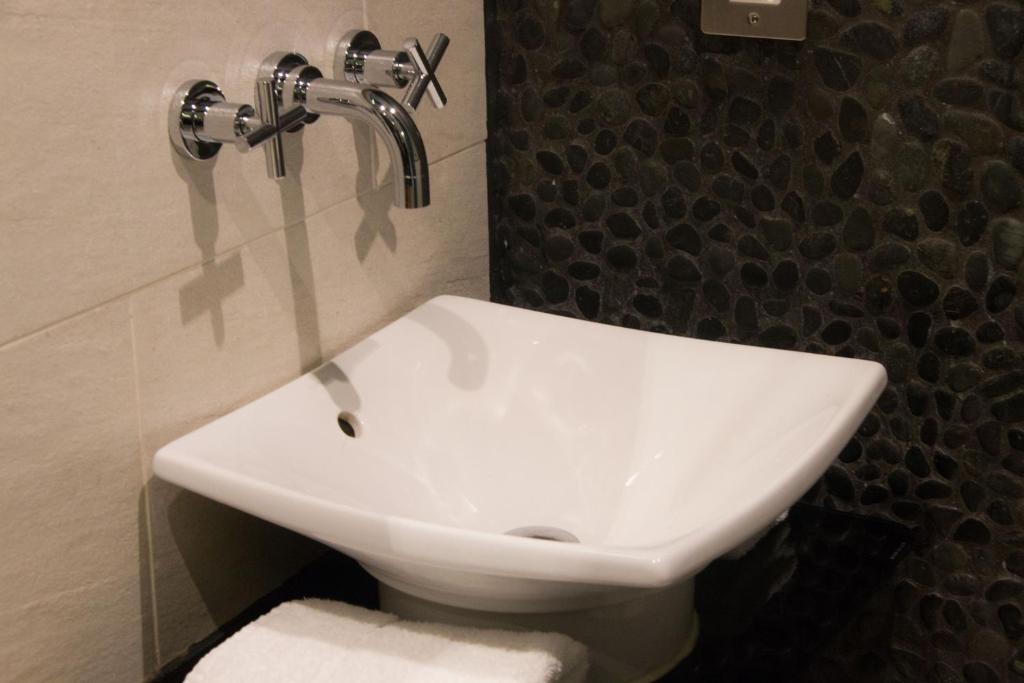 Le Monde Hotel - image 2