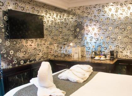 Le Monde Hotel - image 8