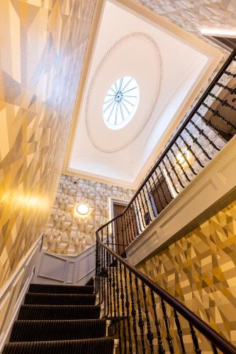 Cairn Hotel & Apartments - image 2