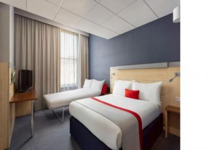 Holiday Inn Express Edinburgh City Centre - image 10