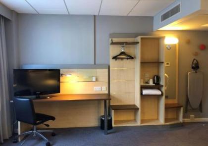 Holiday Inn Express Edinburgh City Centre - image 2