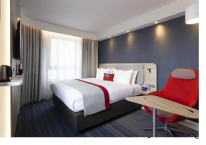 Holiday Inn Express Edinburgh City Centre - image 4