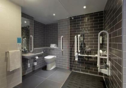 Holiday Inn Express Edinburgh City Centre - image 9