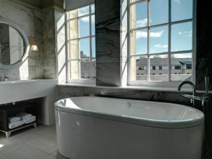 DoubleTree By Hilton Hotel Edinburgh City Centre - image 11