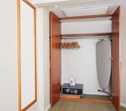 Holiday Inn Express Edinburgh City West - image 1