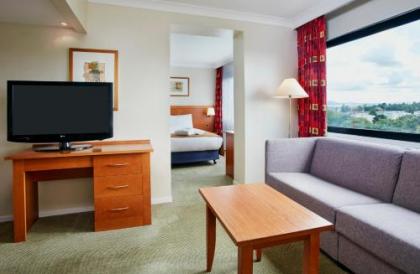 Holiday Inn Express Edinburgh City West - image 2