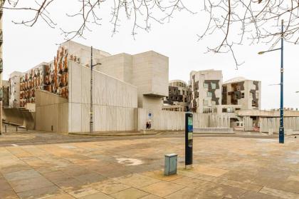 EDINBURGH CITY CENTRE AISHIA/SAKINA APARTMENT - image 3
