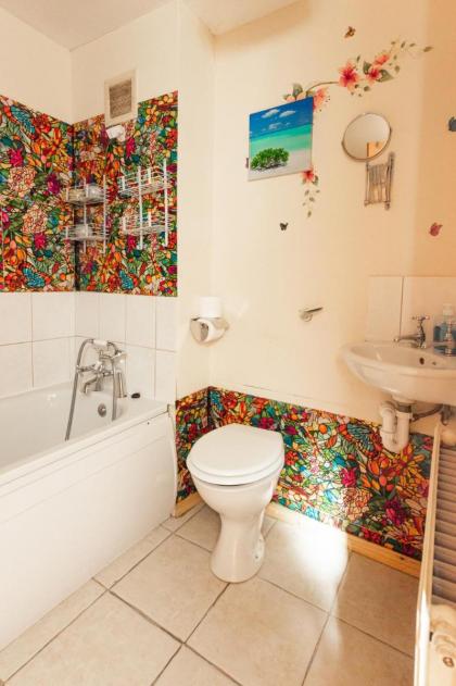 EDINBURGH CITY CENTRE AISHIA/SAKINA APARTMENT - image 6