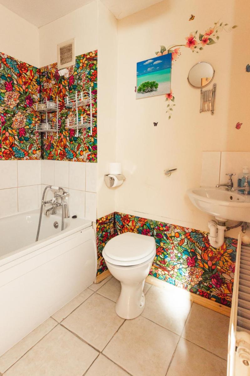 EDINBURGH CITY CENTRE AISHIA/SAKINA APARTMENT - image 6