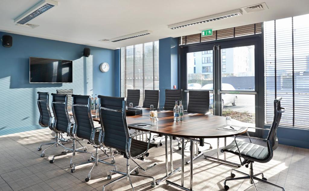 Village Hotel Edinburgh - image 2