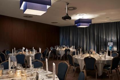 Village Hotel Edinburgh - image 3