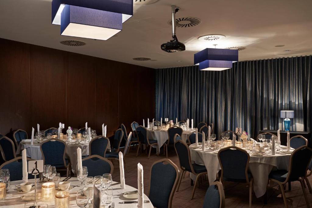 Village Hotel Edinburgh - image 3