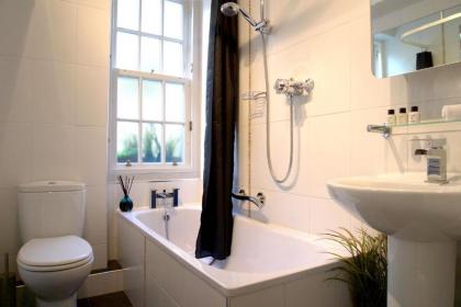 Grassmarket Old Town Boutique Apartment - image 6