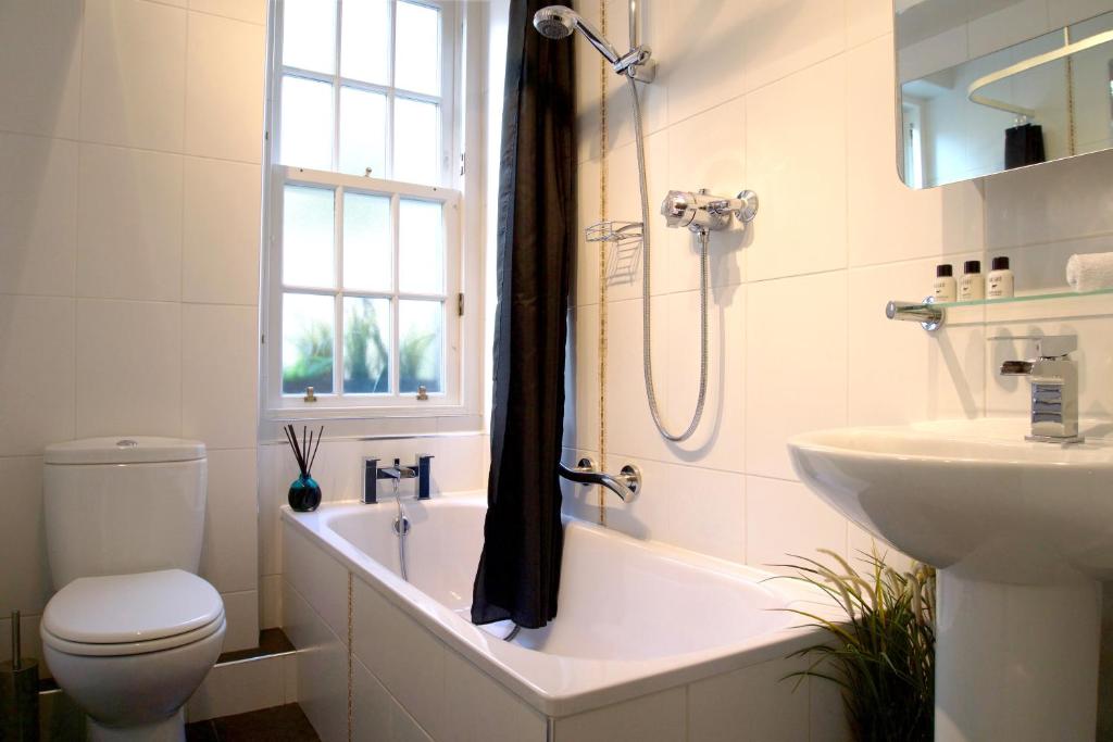 Grassmarket Old Town Boutique Apartment - image 6