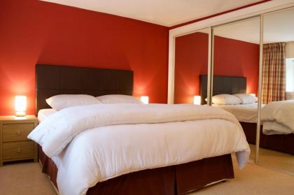 2 Bedroom Abbeyhill Apartment Sleeps 4 - image 3
