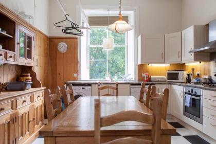4 Bedroom Apartment Just Off The Meadows Sleeps 10 - image 12