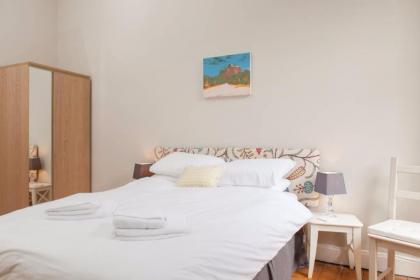 4 Bedroom Apartment Just Off The Meadows Sleeps 10 - image 13