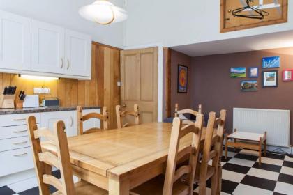 4 Bedroom Apartment Just Off The Meadows Sleeps 10 - image 14