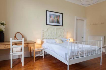 4 Bedroom Apartment Just Off The Meadows Sleeps 10 - image 17