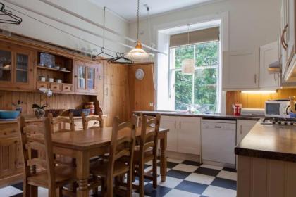 4 Bedroom Apartment Just Off The Meadows Sleeps 10 - image 18