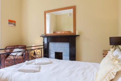4 Bedroom Apartment Just Off The Meadows Sleeps 10 - image 2