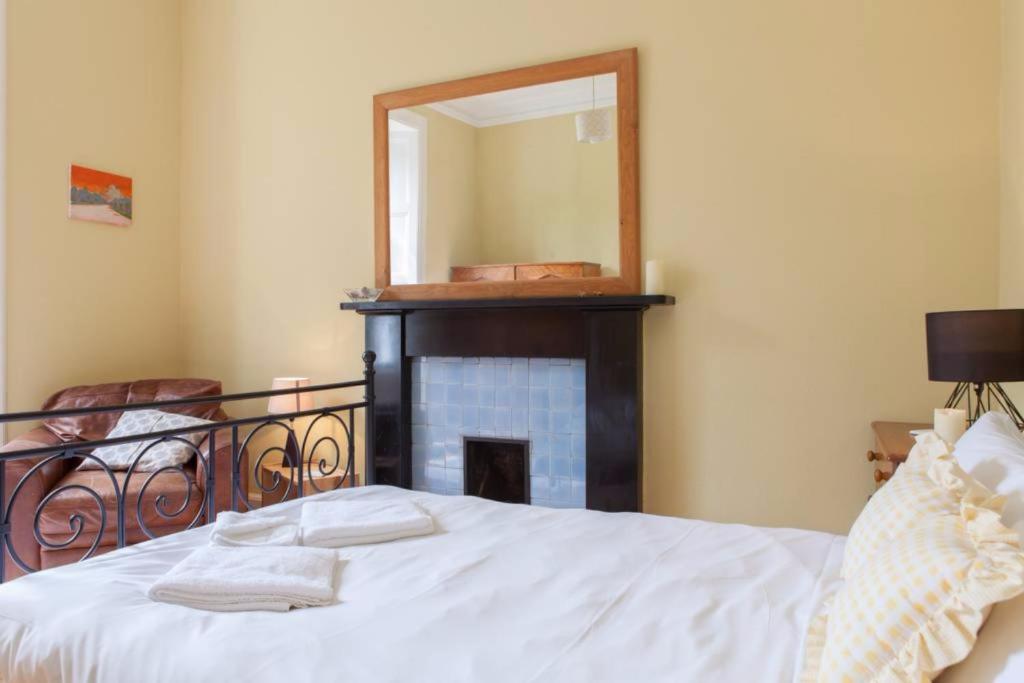 4 Bedroom Apartment Just Off The Meadows Sleeps 10 - image 2