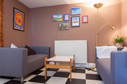 4 Bedroom Apartment Just Off The Meadows Sleeps 10 - image 3