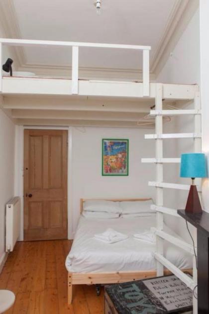 4 Bedroom Apartment Just Off The Meadows Sleeps 10 - image 4