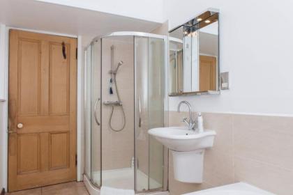 4 Bedroom Apartment Just Off The Meadows Sleeps 10 - image 6