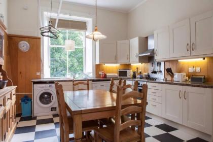 4 Bedroom Apartment Just Off The Meadows Sleeps 10 - image 8