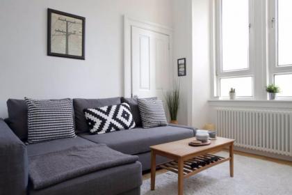 1 Bedroom Apartment 15 Minutes from Royal Mile Accommodates 4 - image 2