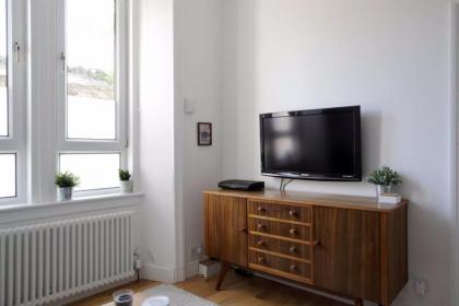 1 Bedroom Apartment 15 Minutes from Royal Mile Accommodates 4 - image 4
