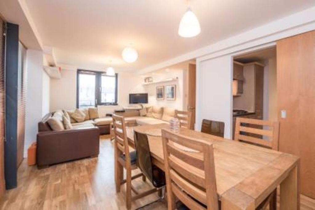 2 Bedroom Apartment off Royal Mile Accommodates 6 - image 2