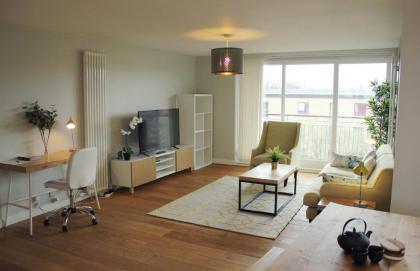 2 Bedroom Apartment with Free Parking Sleeps 4 - image 17
