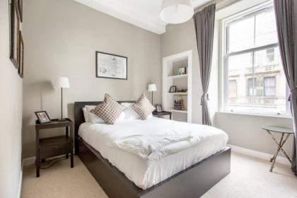 Charming 1 Bed Flat In Edinburgh - image 12