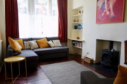Art-filled 2 Bedroom Home in Leith Accommodates 6 - image 1
