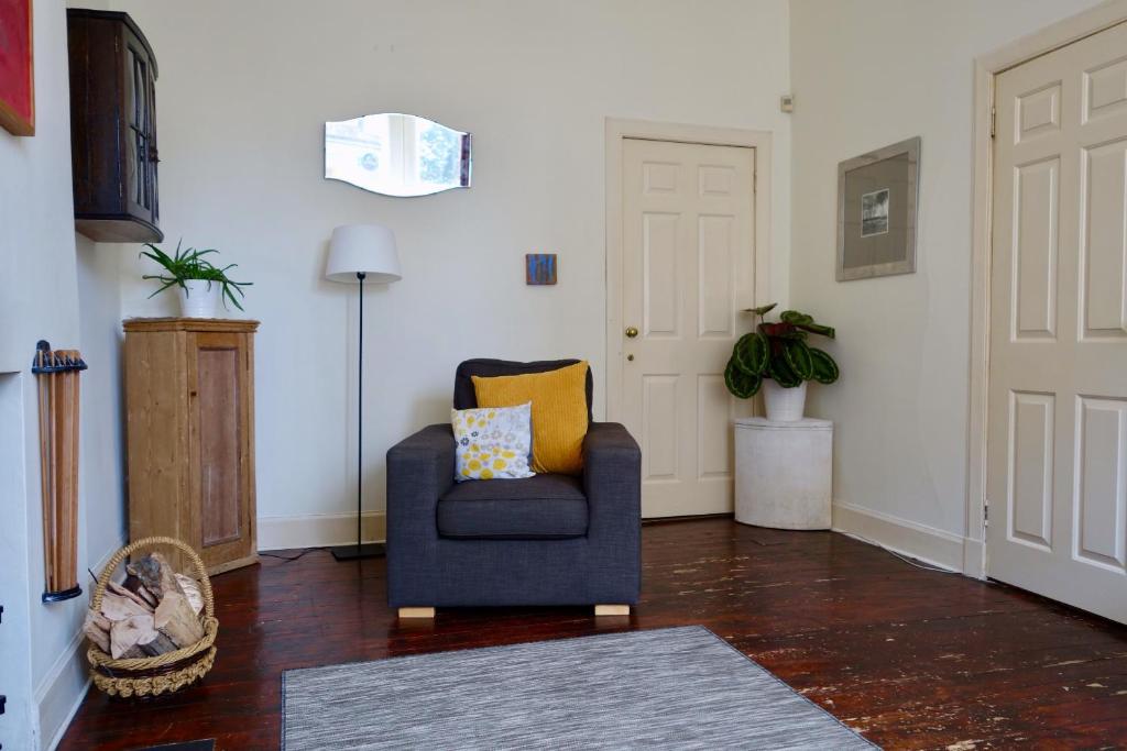 Art-filled 2 Bedroom Home in Leith Accommodates 6 - image 2
