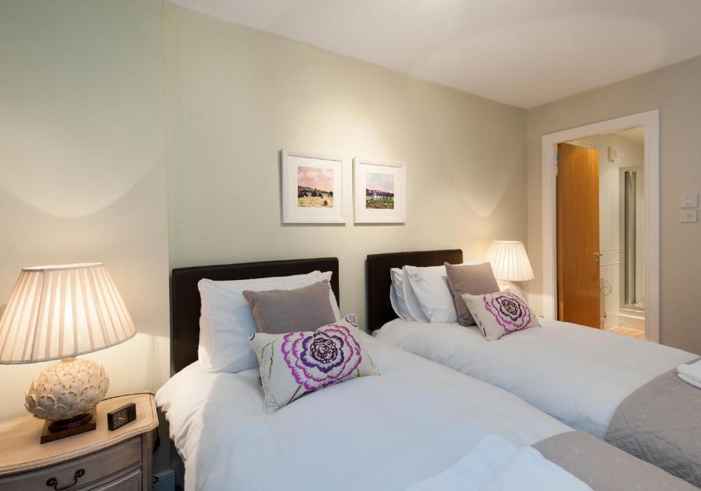 The Botanist Apartment Edinburgh Old Town 2 Bedroom Lift Parking previously The Parkgate Residence - image 3