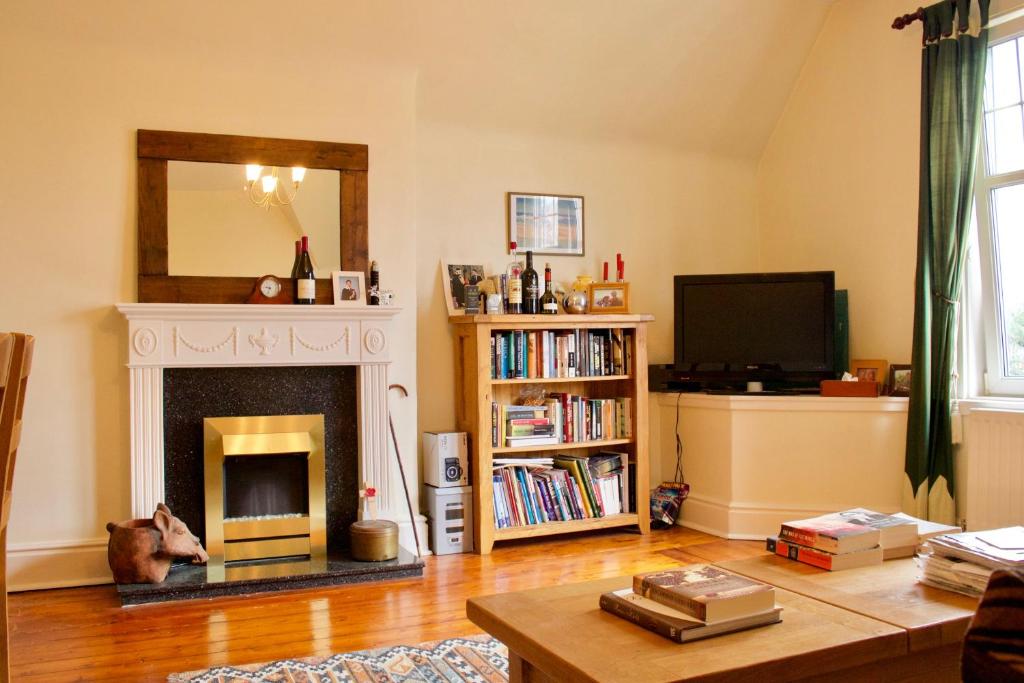 Two bedroom flat with parking in Edinburgh - main image