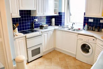 Two bedroom flat with parking in Edinburgh - image 10