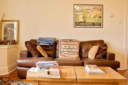 Two bedroom flat with parking in Edinburgh - image 2