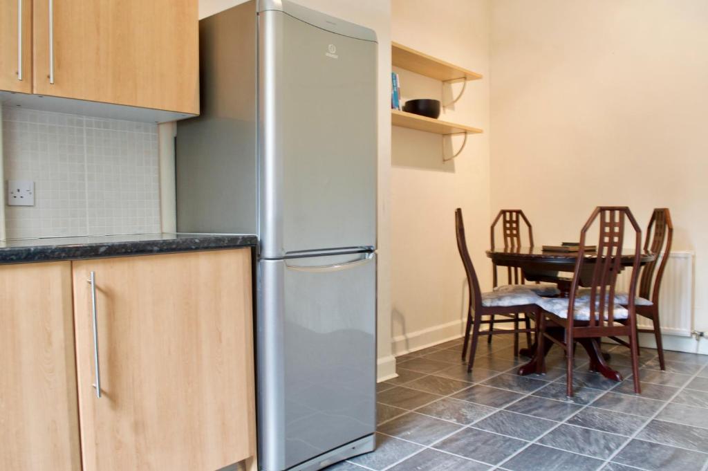 Beautiful 3 Bedroom Edinburgh Home - image 7