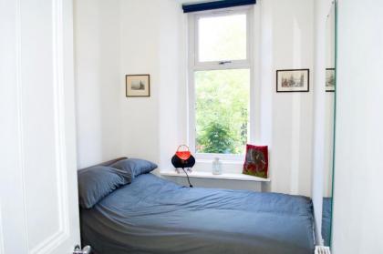 Bright And Comfortable 2 Bedroom Flat - image 12