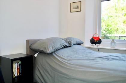Bright And Comfortable 2 Bedroom Flat - image 6